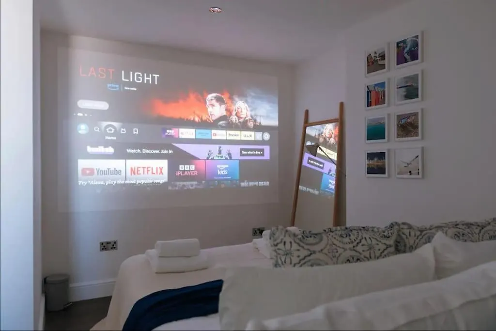 *Central Brighton Modern Studio* Apartment
