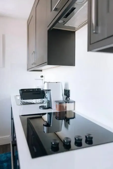 *Central Brighton Modern Studio* 0*,
