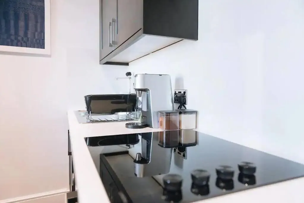 *Central Brighton Modern Studio*