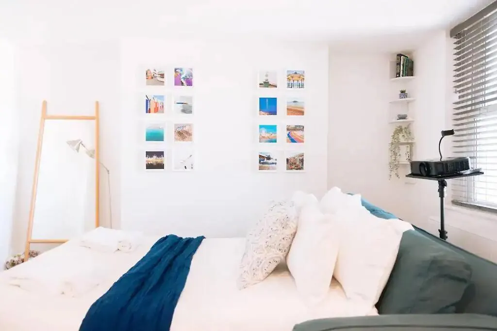 *Central Brighton Modern Studio* 0*,